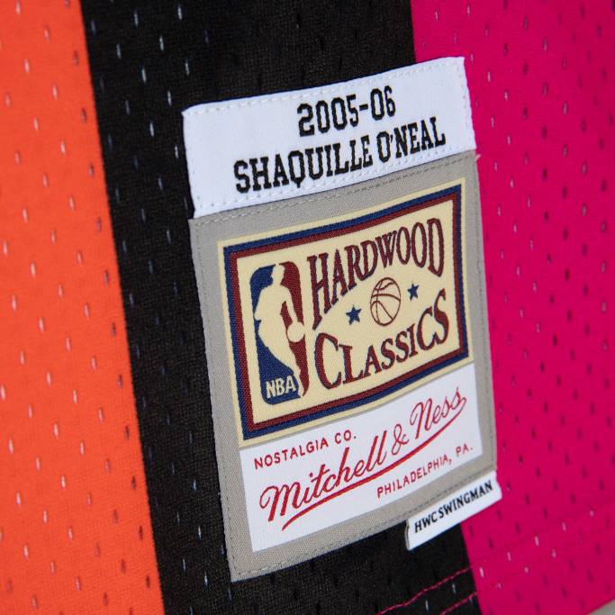NBA 0F6D7556 miami heat shaquille o'neal rosa / negro hardwood classics fadeaway swingman player jersey